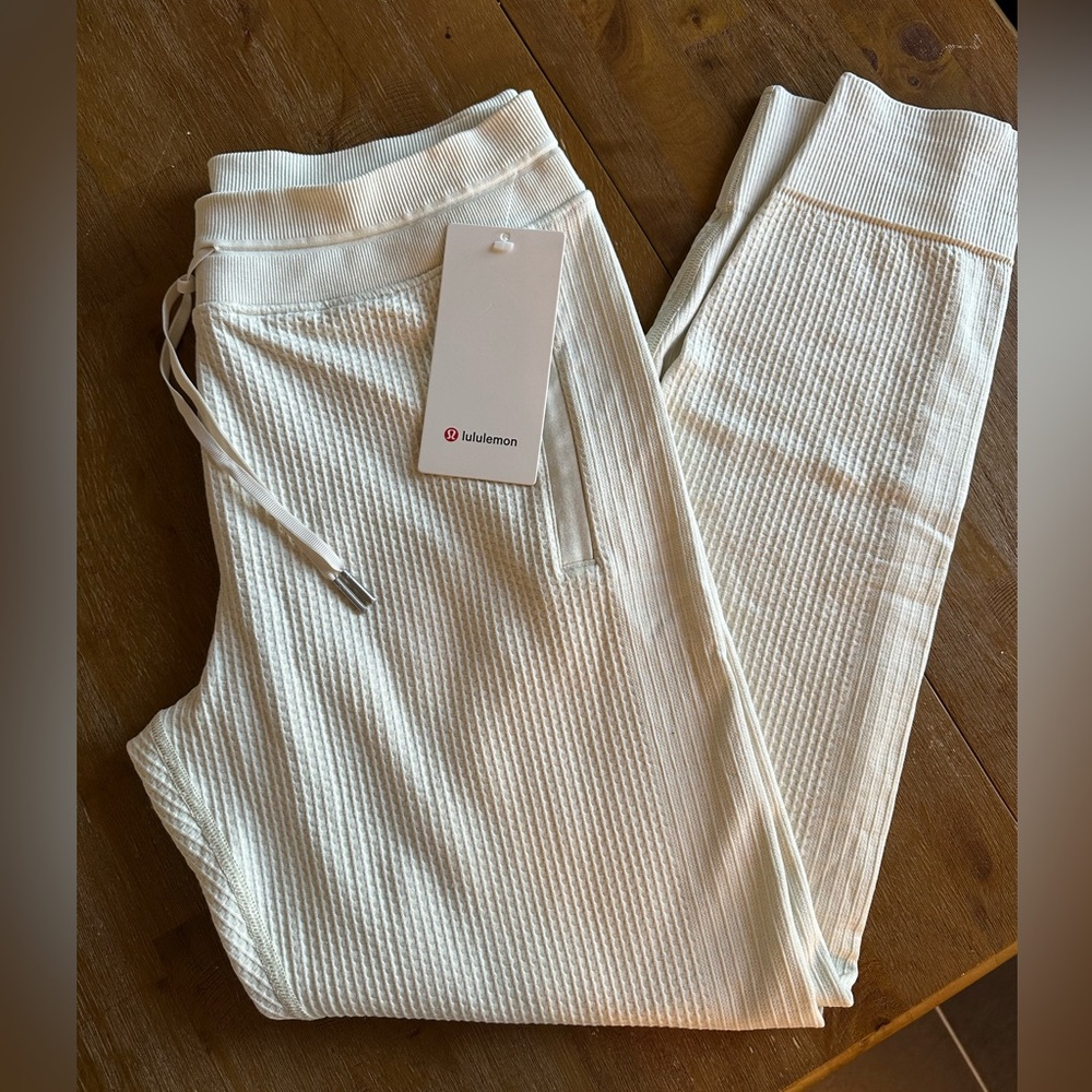 NWT LULULEMON ENGINEERED WARMTH JOGGERS SIZE 10 NEW WITH TAGS OFF WHITE